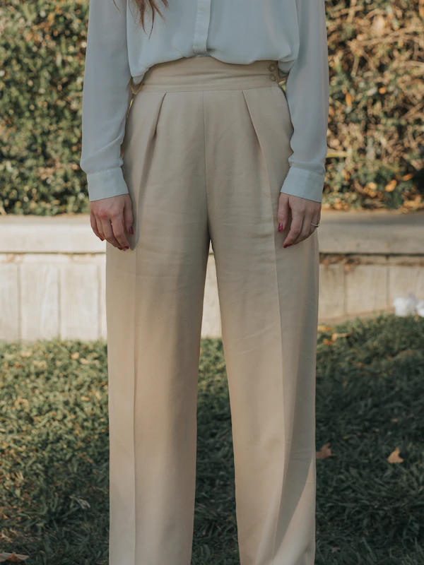 Days 2–3: Light blue shirt · beige trousers